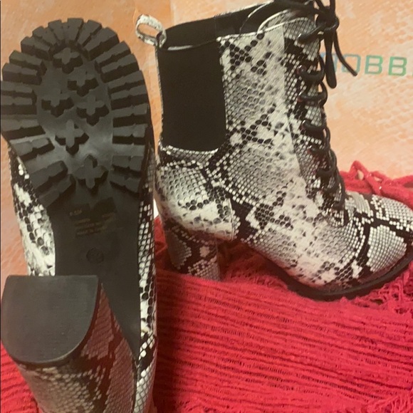 Snake print boots (brand new) - Picture 2 of 5